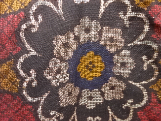 アンティーク　霞に華紋織出し本場泥大島紬着物（割り込み絣）